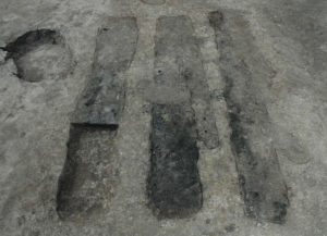 発掘された三連溝状遺構