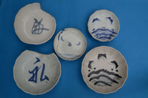 出土遺物(銘入磁器集合写真)